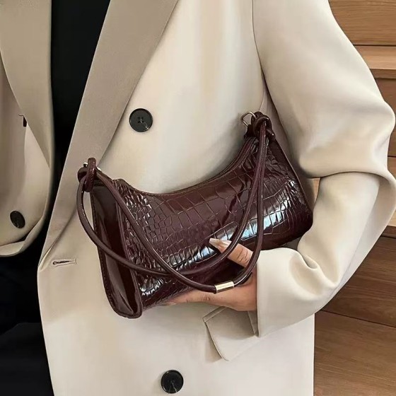 Niche design women's handbag, trendy and fashionable, versatile and stylish, perfect for adding a touch of ins style.